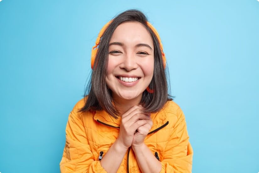 환하게 웃고 있는 여성