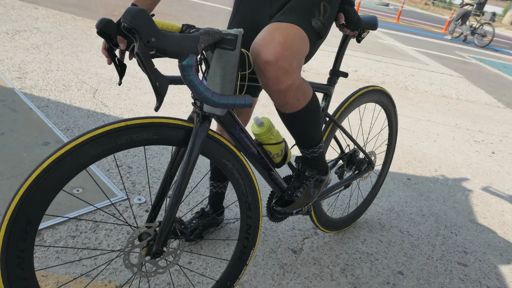 자전거 운동 중 카프슬리브 착용 모습