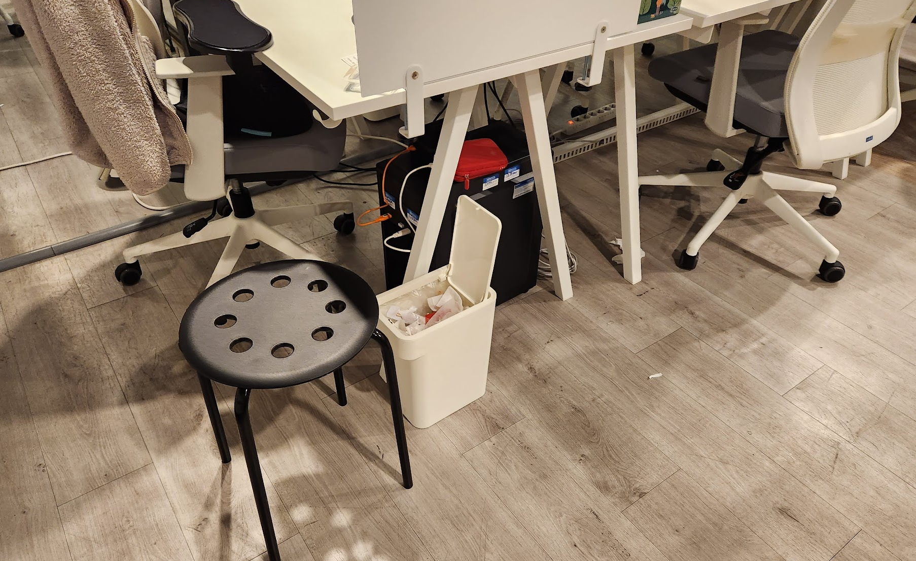 개인마다 쓰레기통이 있어요