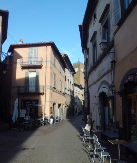 이탈리아 오르비에토 토레 델 모로가 보이는 골목