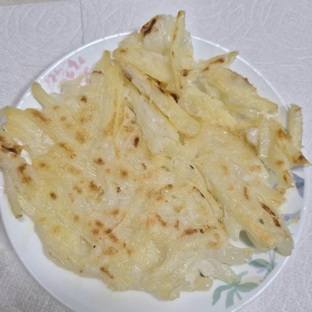 쌀가루를 넣어 바삭하게 부친 감자채전 완성 모습