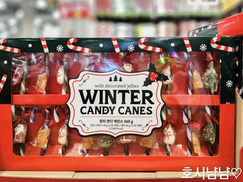 윈터 캔디 케인스 제품 상자 근접 촬영. 지팡이 사탕과 산타, 눈사람 등 장식 젤리가 함께 들어있는 구성을 보여준다.