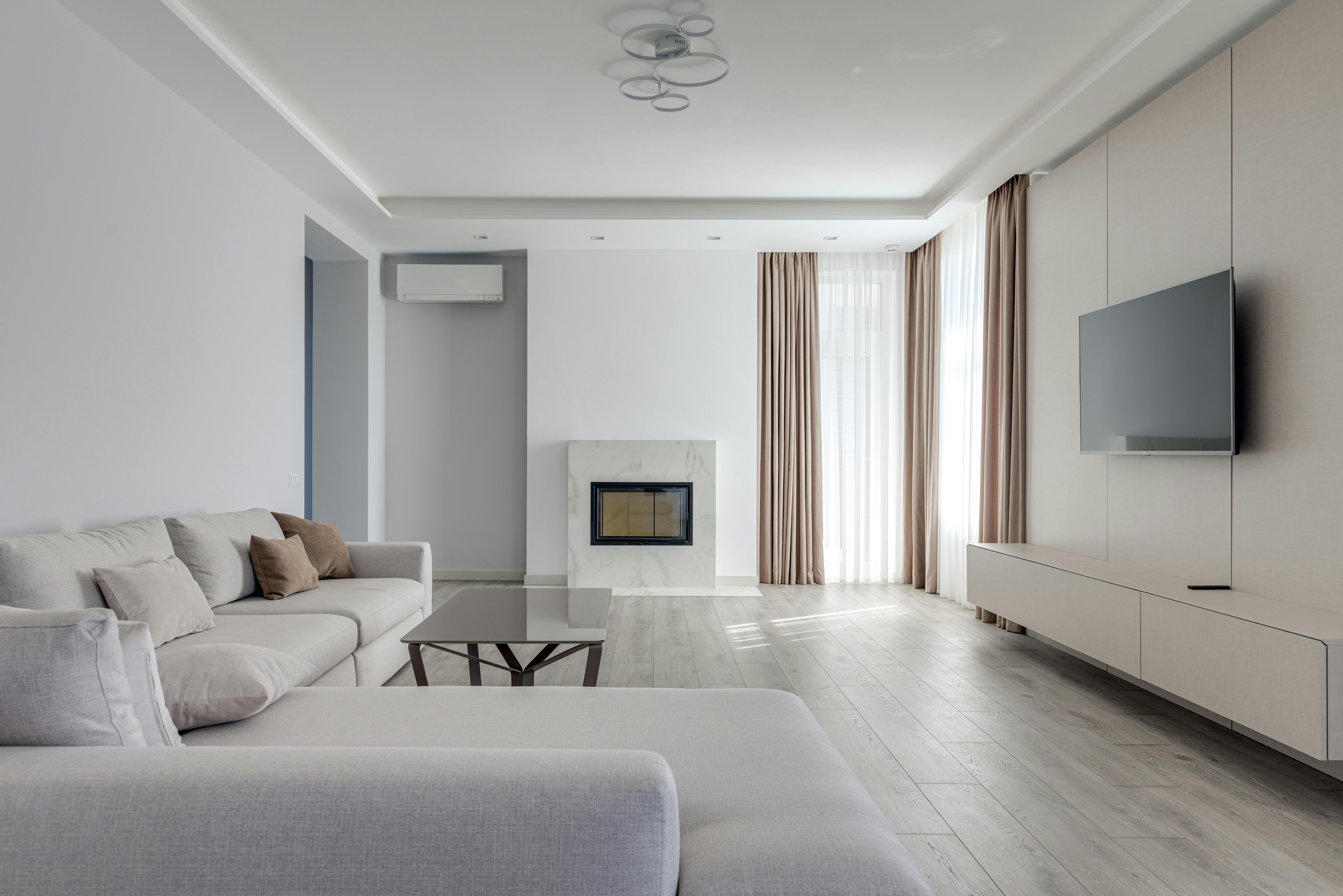 원룸 공간에서 사용하는 무선청소기 청소 장면
