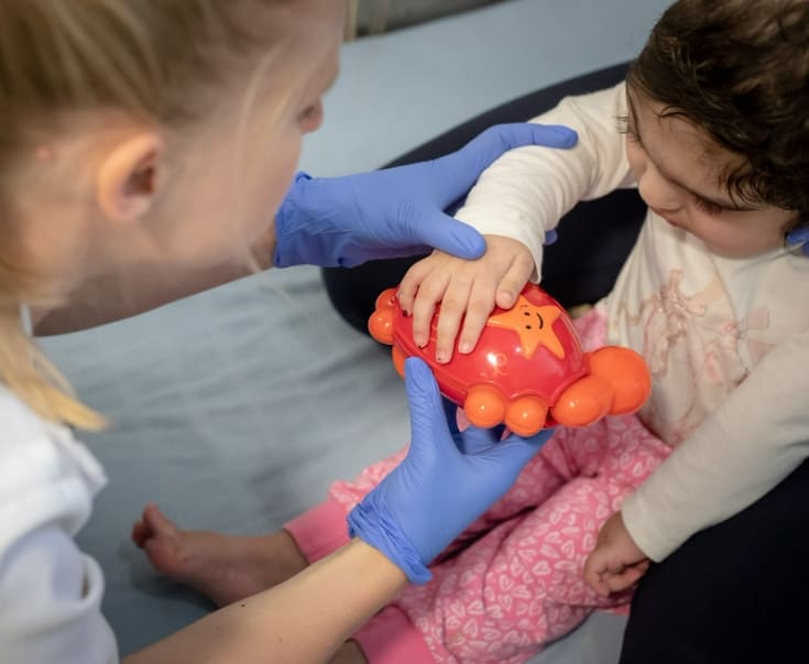 머리 붙은 세 살배기 쌍동이 수술 성공적 분리...전세계 의사들, '가상현실'에서 함께 참여 VIDEO: Conjoined twins separated with the help of virtual reality