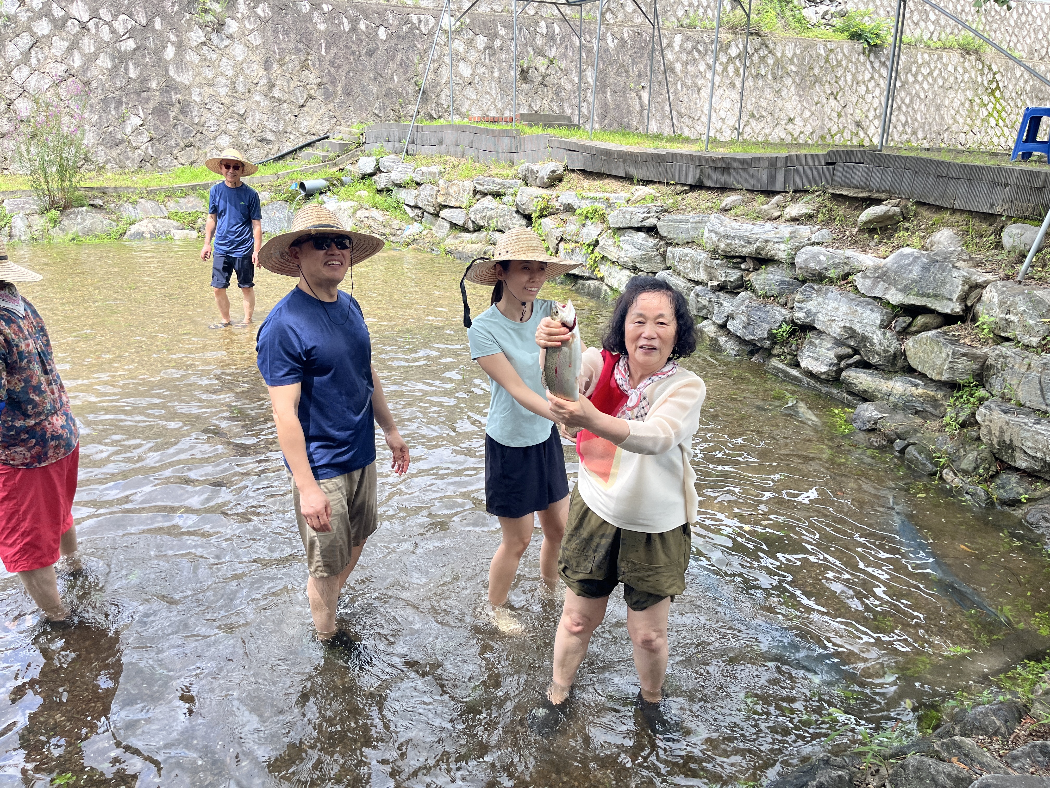 이미지설명: 송어를 잡아서 보여주는 모습.