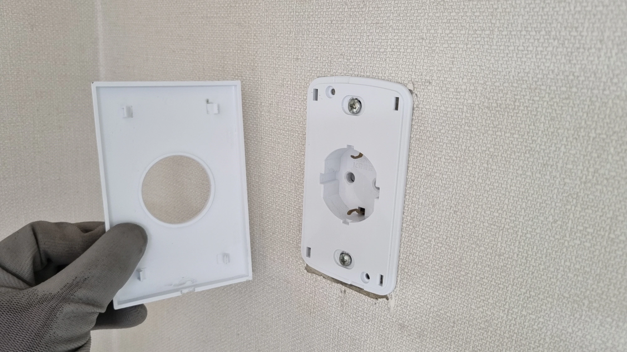 콘센트 커버 연 모습