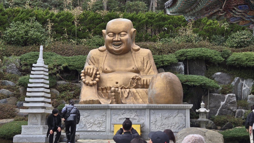 해동용궁사 황금 포대화상 – 행운을 기원하는 부처상