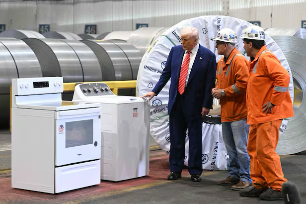 도널드 트럼프 미국 대통령(왼쪽)이 지난달 펜실베니아주 웨스트미플린에서 US스틸 공장을 견학하면서 파트너십을 기념하는 세탁기를 바라보고 있다.