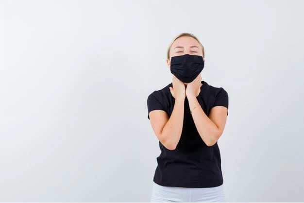 목을-감싸고있는-여성