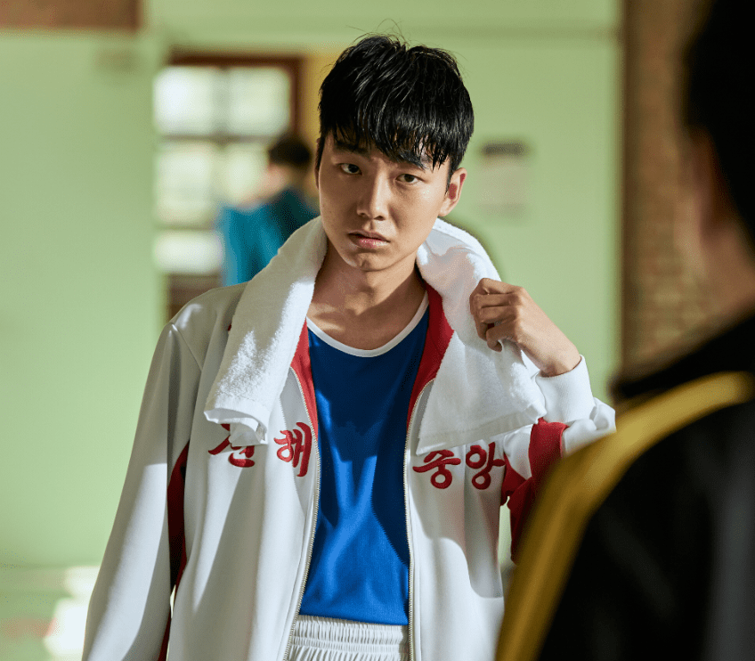 수건을-목에-감싸고-서-있는-윤우