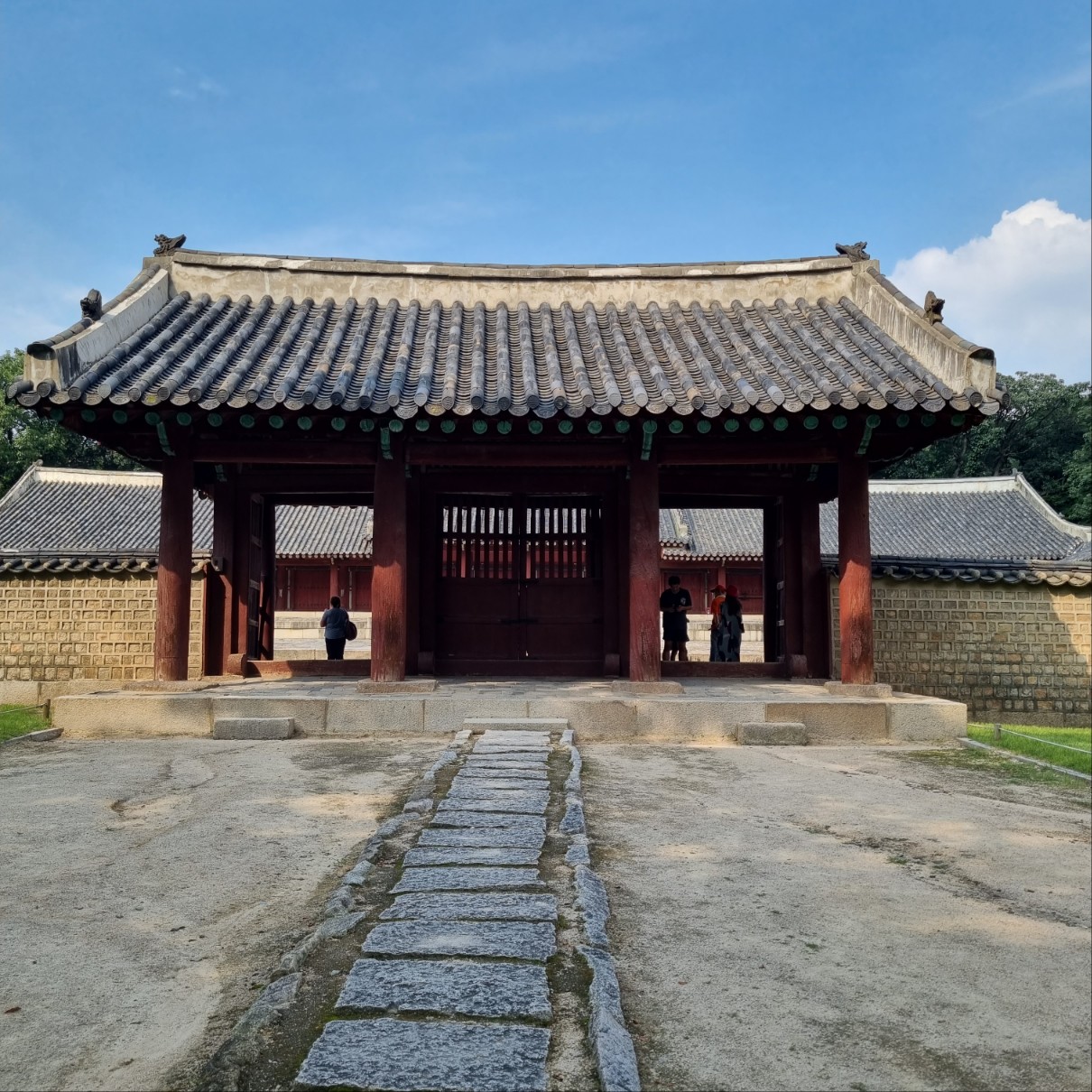 영녕전 입구를 정면에서 바라본 모습