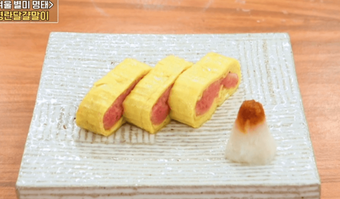 네모난-흰사기접시에-명란계란말이3조각과-간-무를-올려두었다