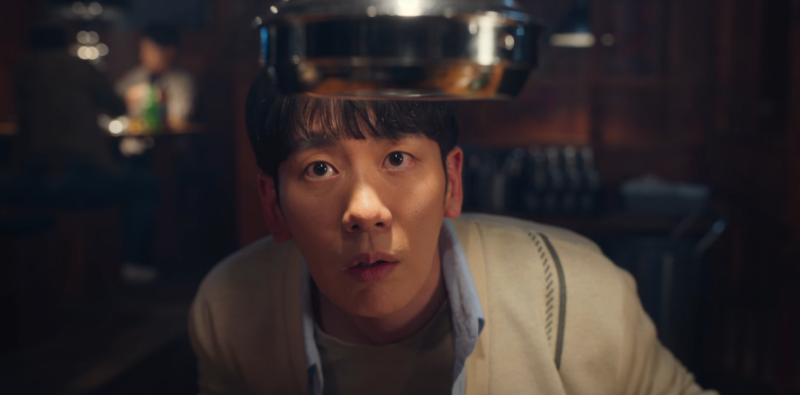 고기집에서 베이지 색 자켓을 입고 김모미를 보고 놀라는 드라마 마스크걸의 핸섬스님 캐릭터