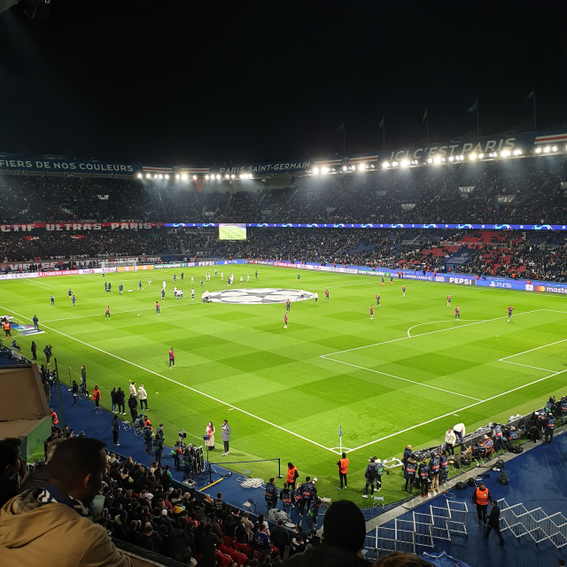 4인 가족 프랑스 파리 생제르망 UEFA 챔스 16강 경기 관람