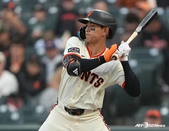 이정후 선수의 얼굴 앞으로 한 마리의 새가 날아드는 장면