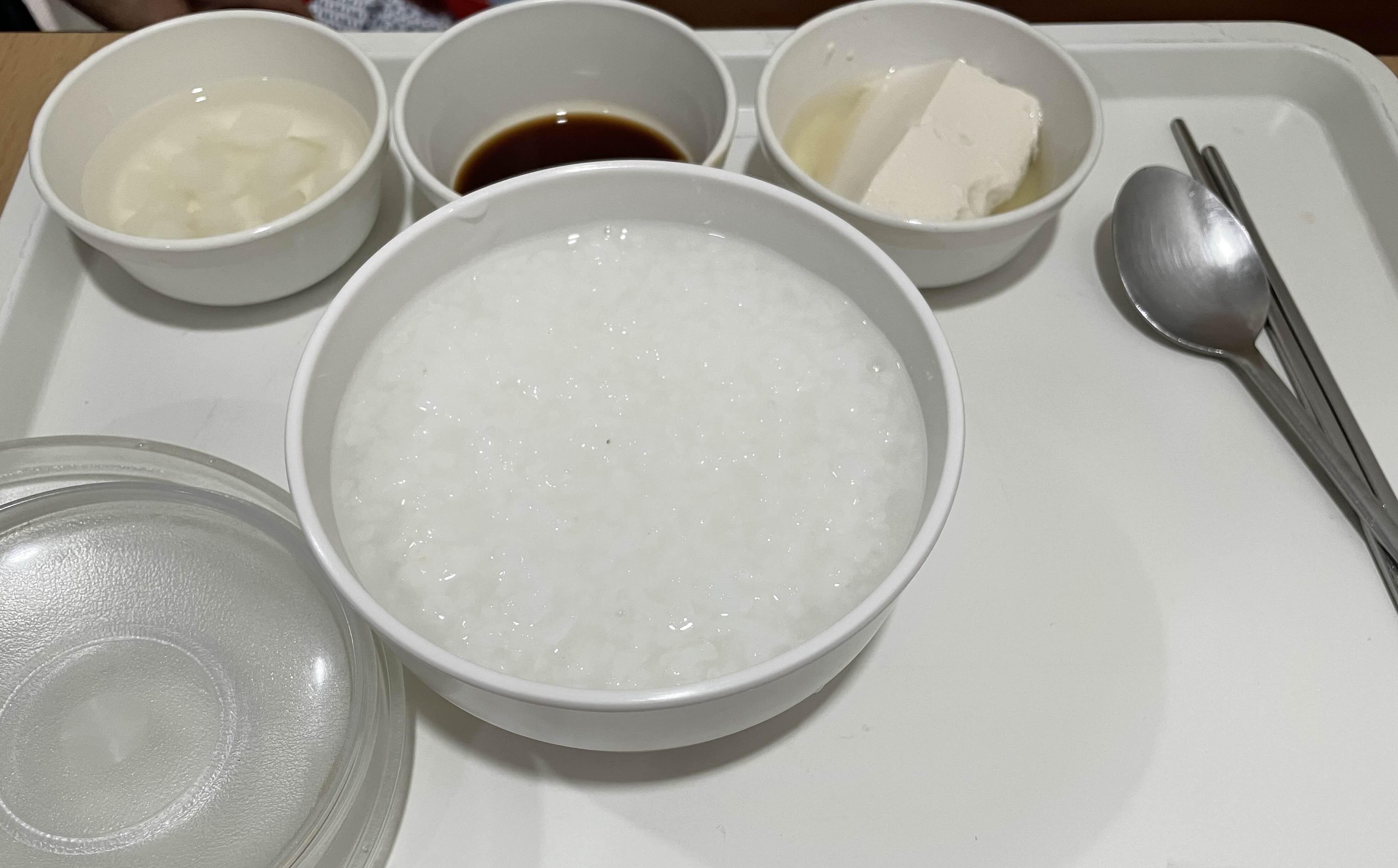 편도 절제 수술 후 식사
차가운 죽과 동치미, 연두부가 나온 사진