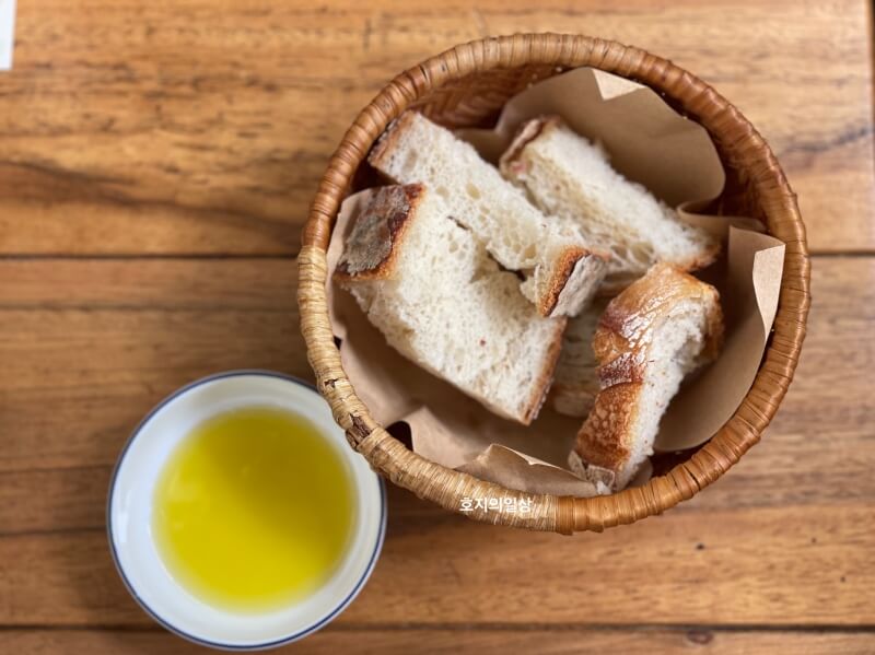 나트랑 시내 피자 맛집 라칼라 - 식전빵