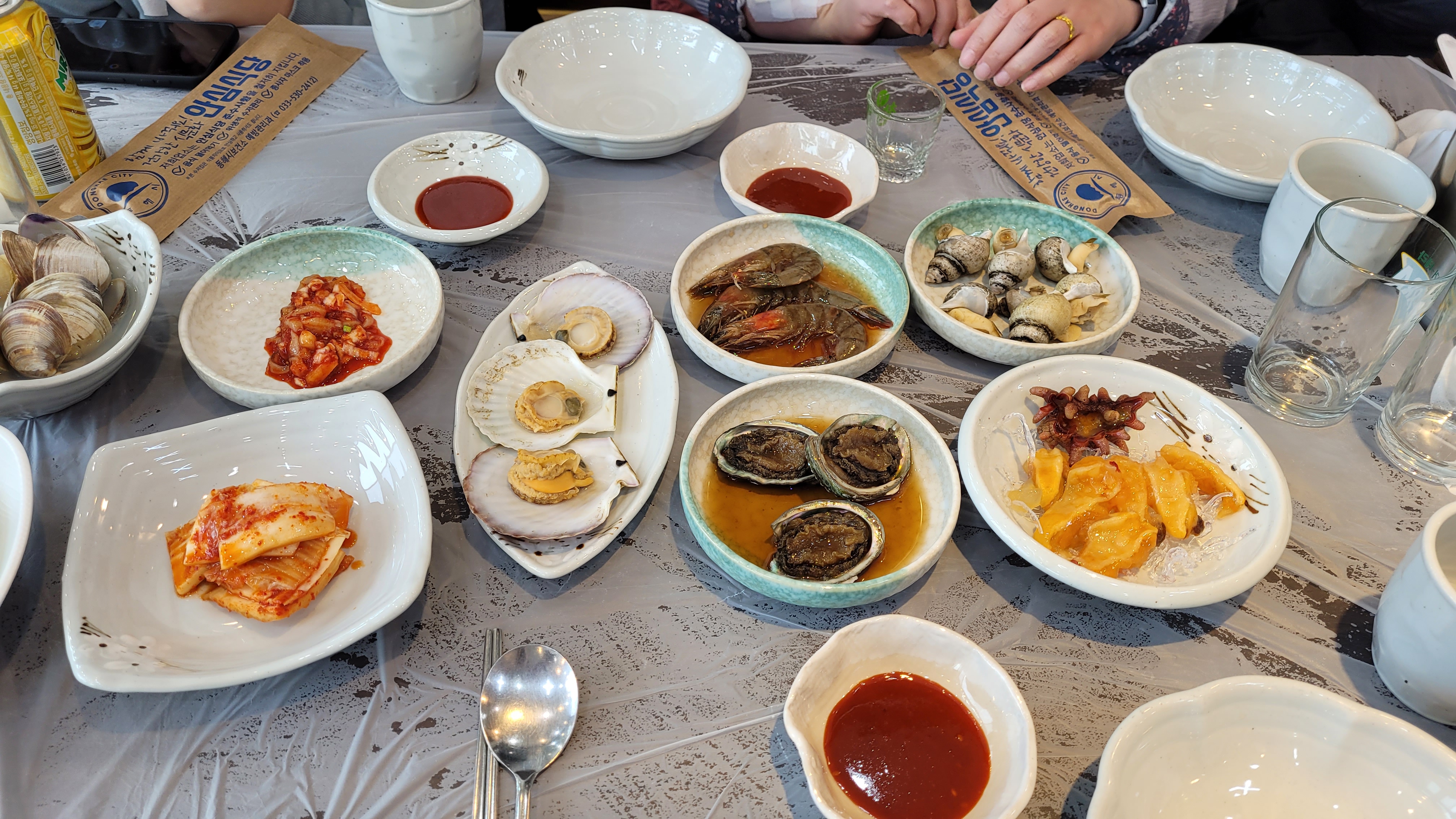 전복장&amp;#44; 가리비&amp;#44; 멍개 등 기본 반찬