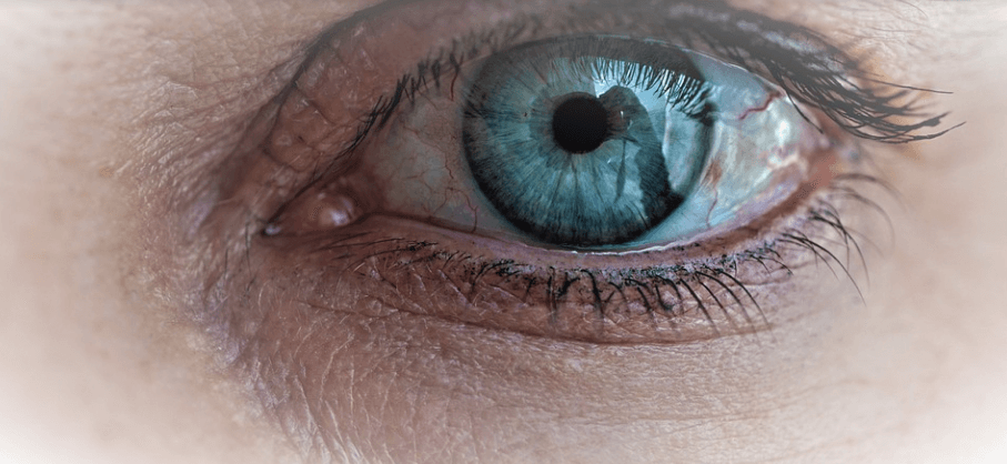 눈이 시린 이유를 확인한 파랑색 눈동자의 사람