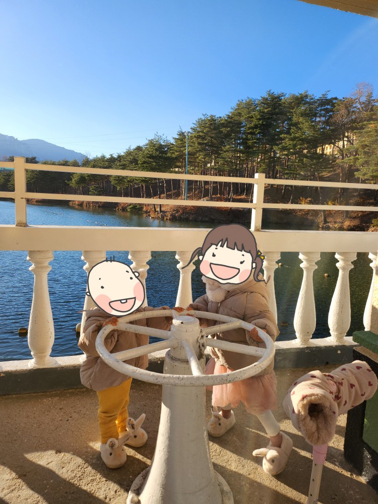 호수 앞의 아이들