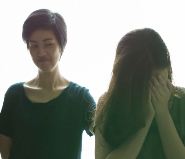 여성-두명이-다퉈서-한명은-울고-한명은-째려보는이미지