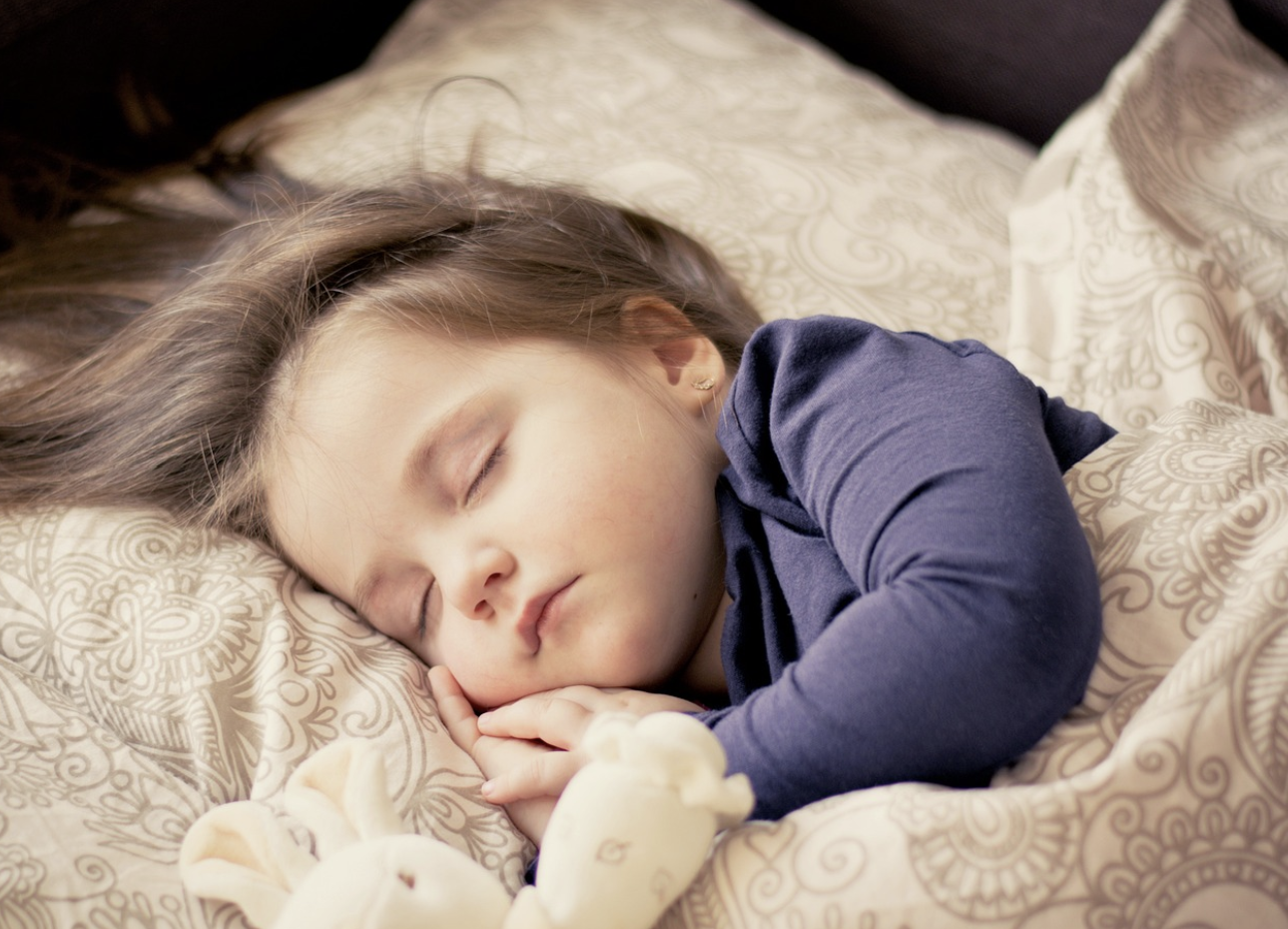 수면의 질 향상을 위한 취침 전 디지털 기기 제한 프로토콜: 블루라이트 노출 감소와 수면 패턴 개선 방법