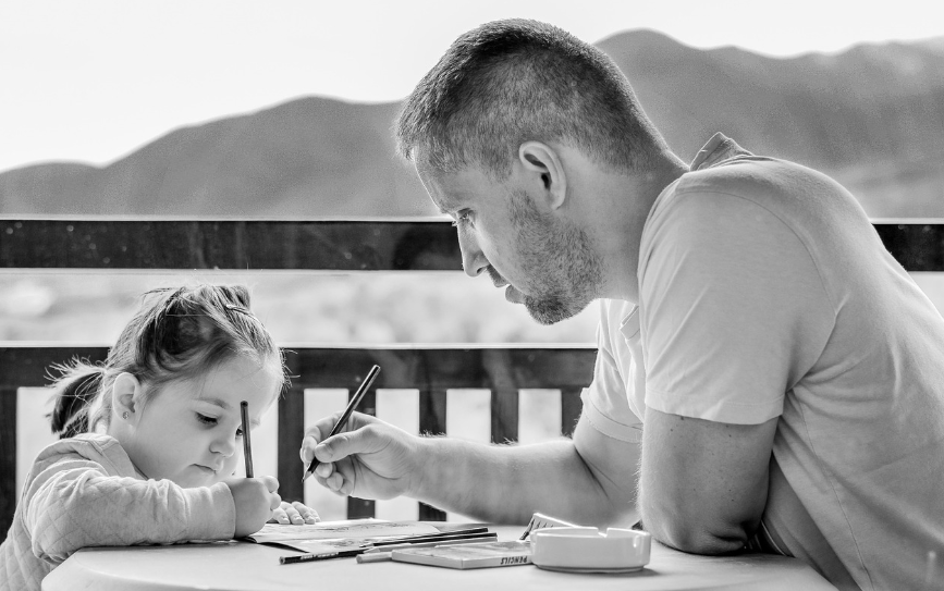 아이를 교육중인 40대 부모의 모습을 담은 사진