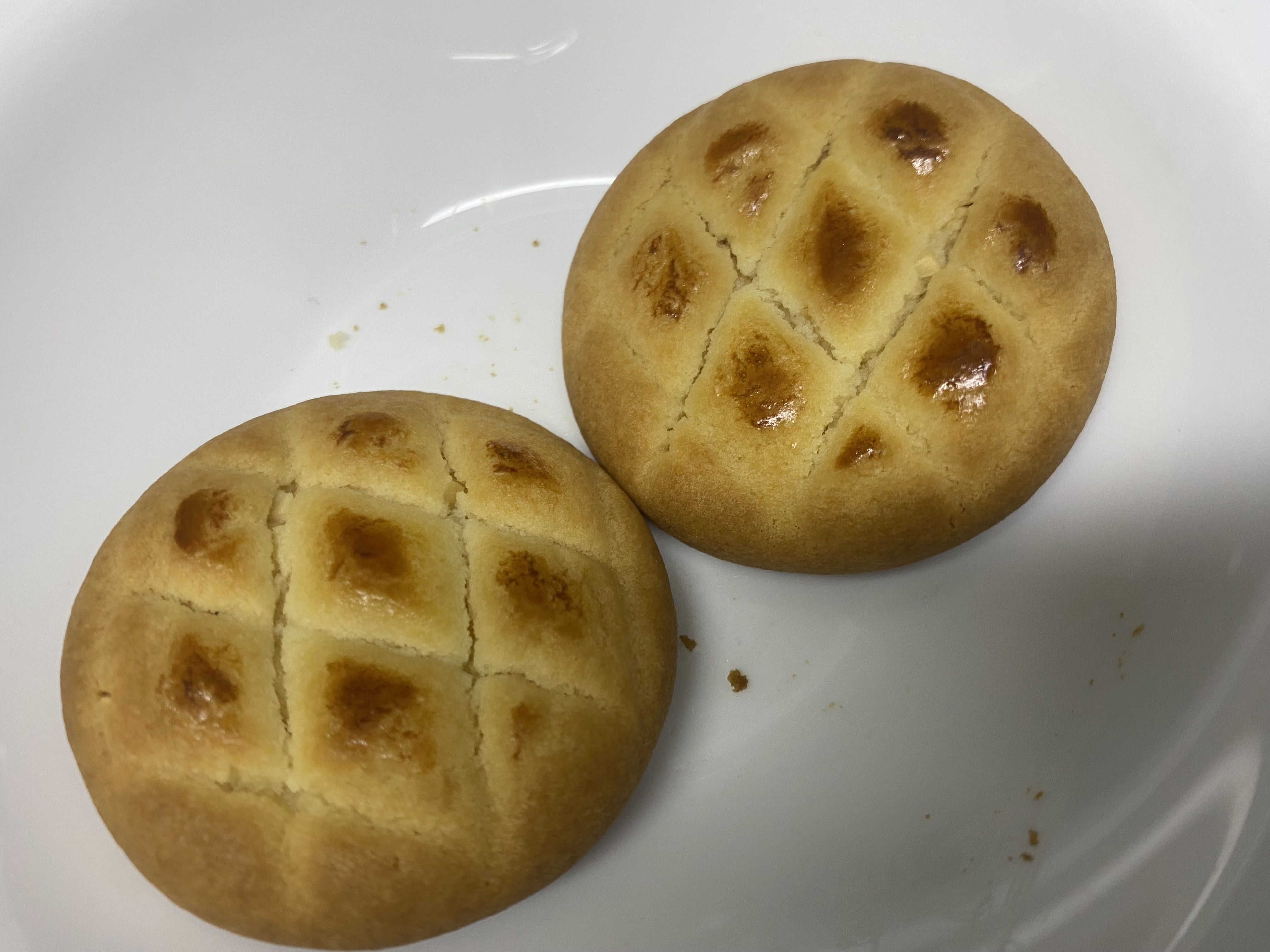 흰색 그릇에 마가렛트 2개가 있는 사진입니다.