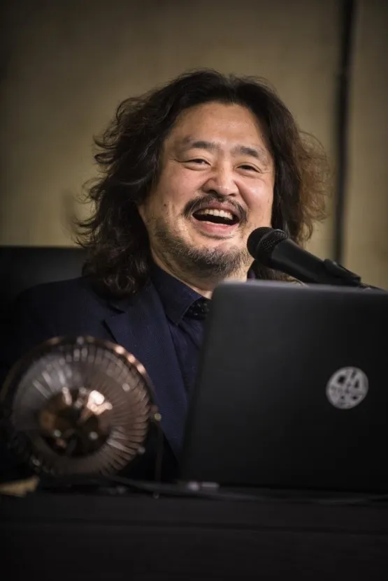 김어준.