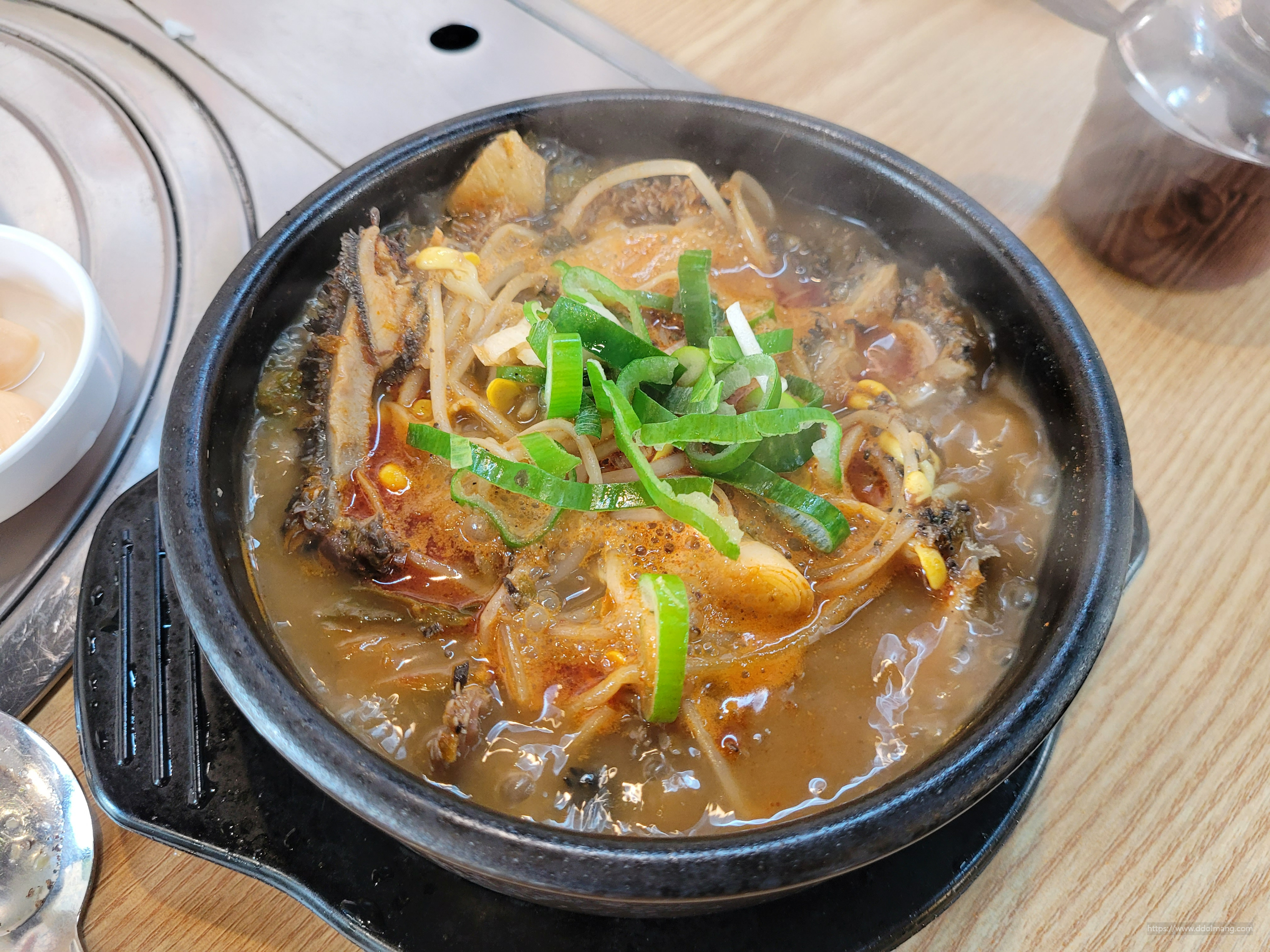 파가 고명으로 올려져 있는 양선지해장국