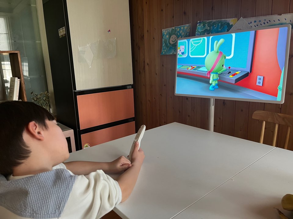 옥터넛을 보고 있는 남자 아이