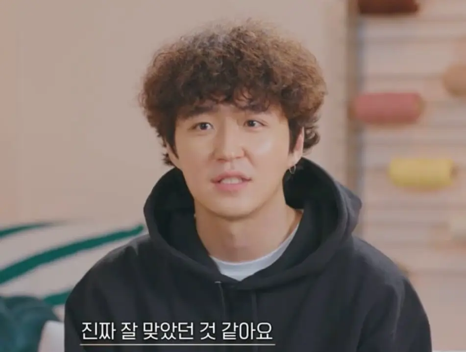 환승연애3-
검은색 짧은 곱슬머리, 검은색 후드티에 흰면티를 입고 말하는 이주원