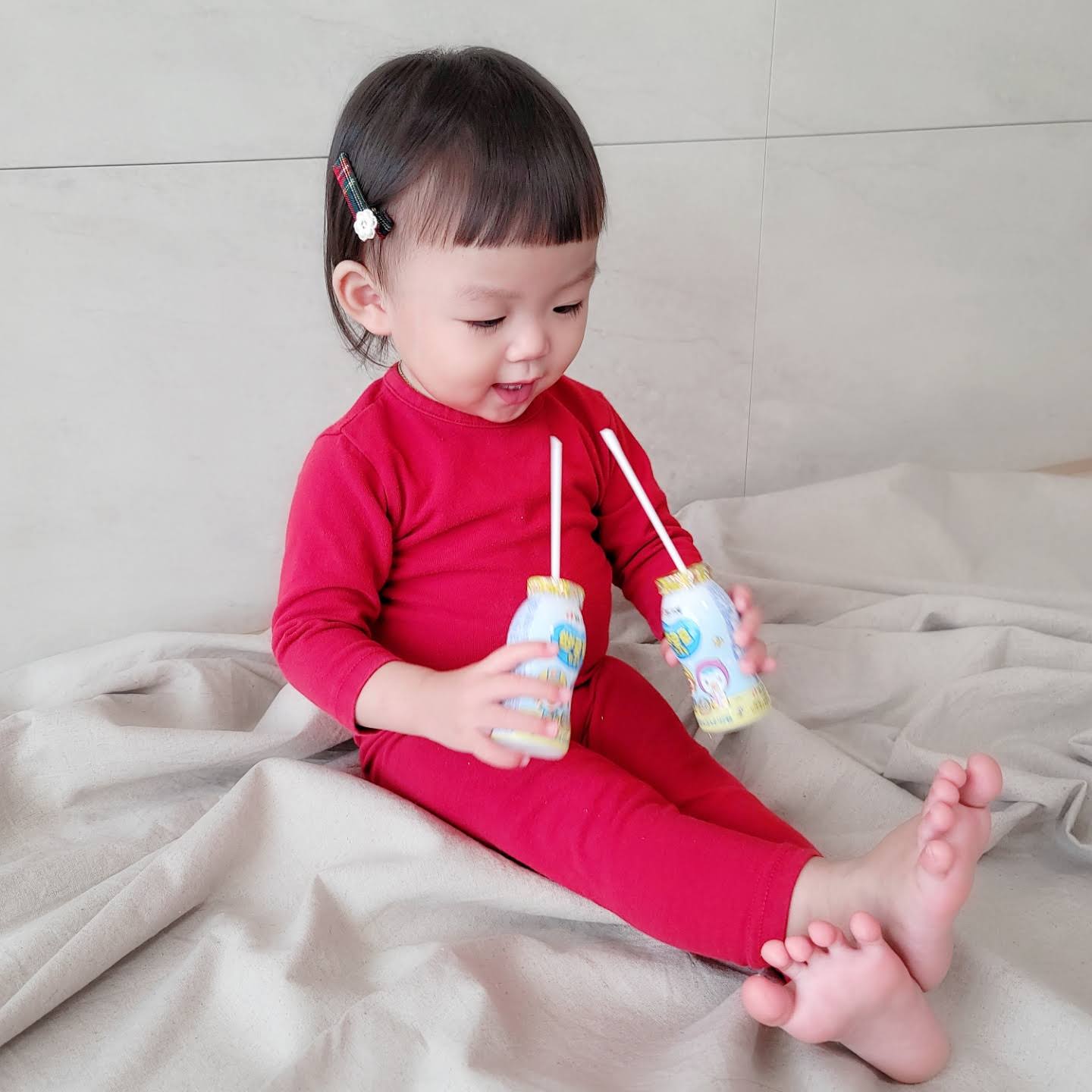 요구르트 먹으며 포즈취하는 아기