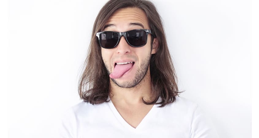 혀를 길게 내밀고 있는 남자