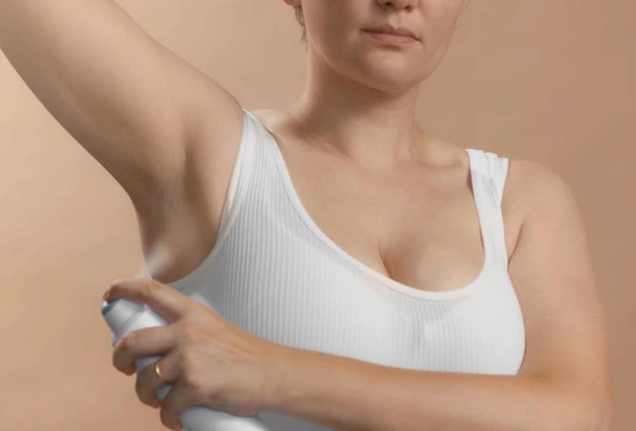 겨드랑이에 땀분비 억제 약물을 바르는 여성