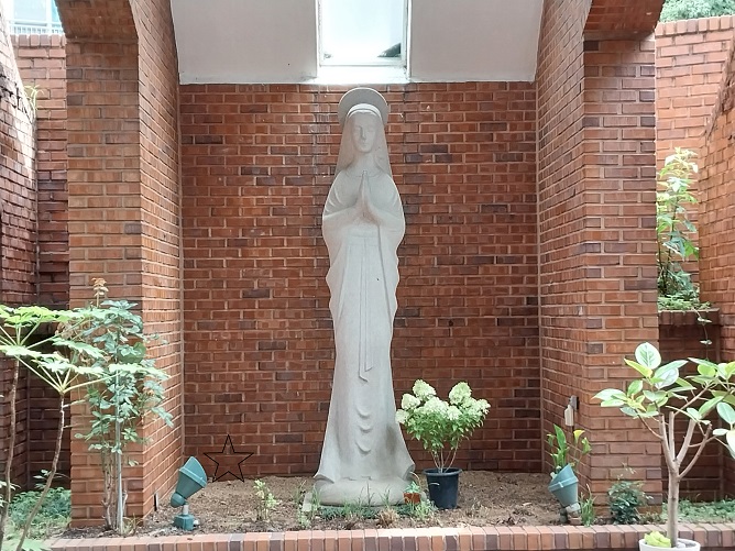 불광동성당 성모동산에 잇는 성모상 사진입니다.