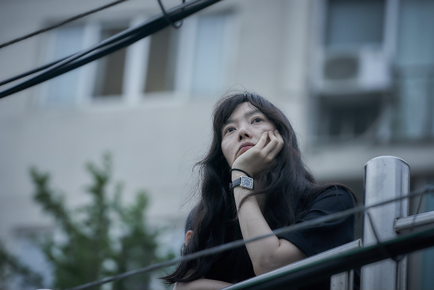 2025 영화 &amp;#39;바이러스&amp;#39; 리뷰 : 감염되면 사랑에 빠지는 독특한 로맨스