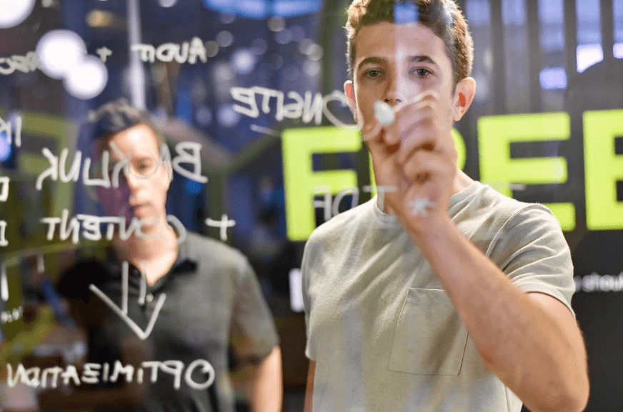 칠판에 글을 쓰고 있는 남성