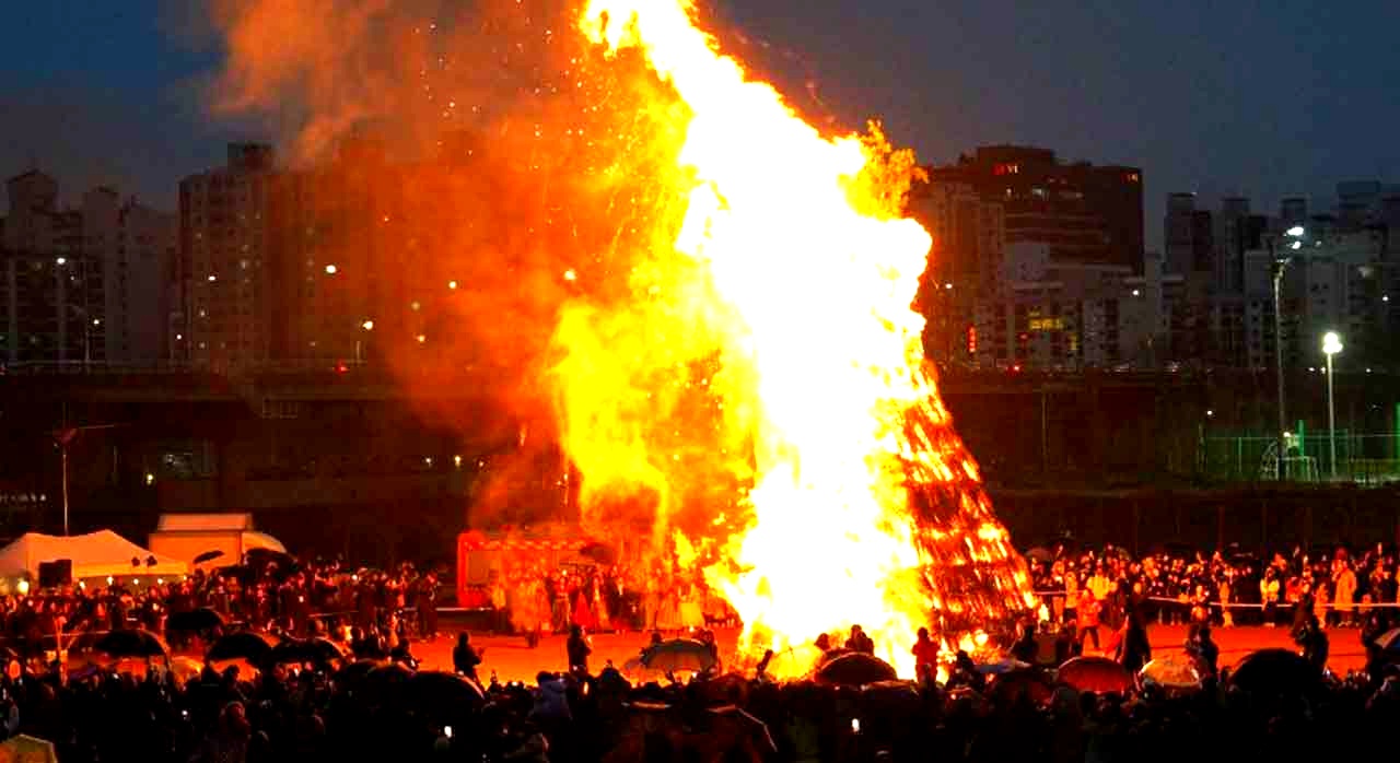 시민들이 소원지를 들고 달집 앞에 모여 있는 모습. [ⓒ대한민국 구석구석]