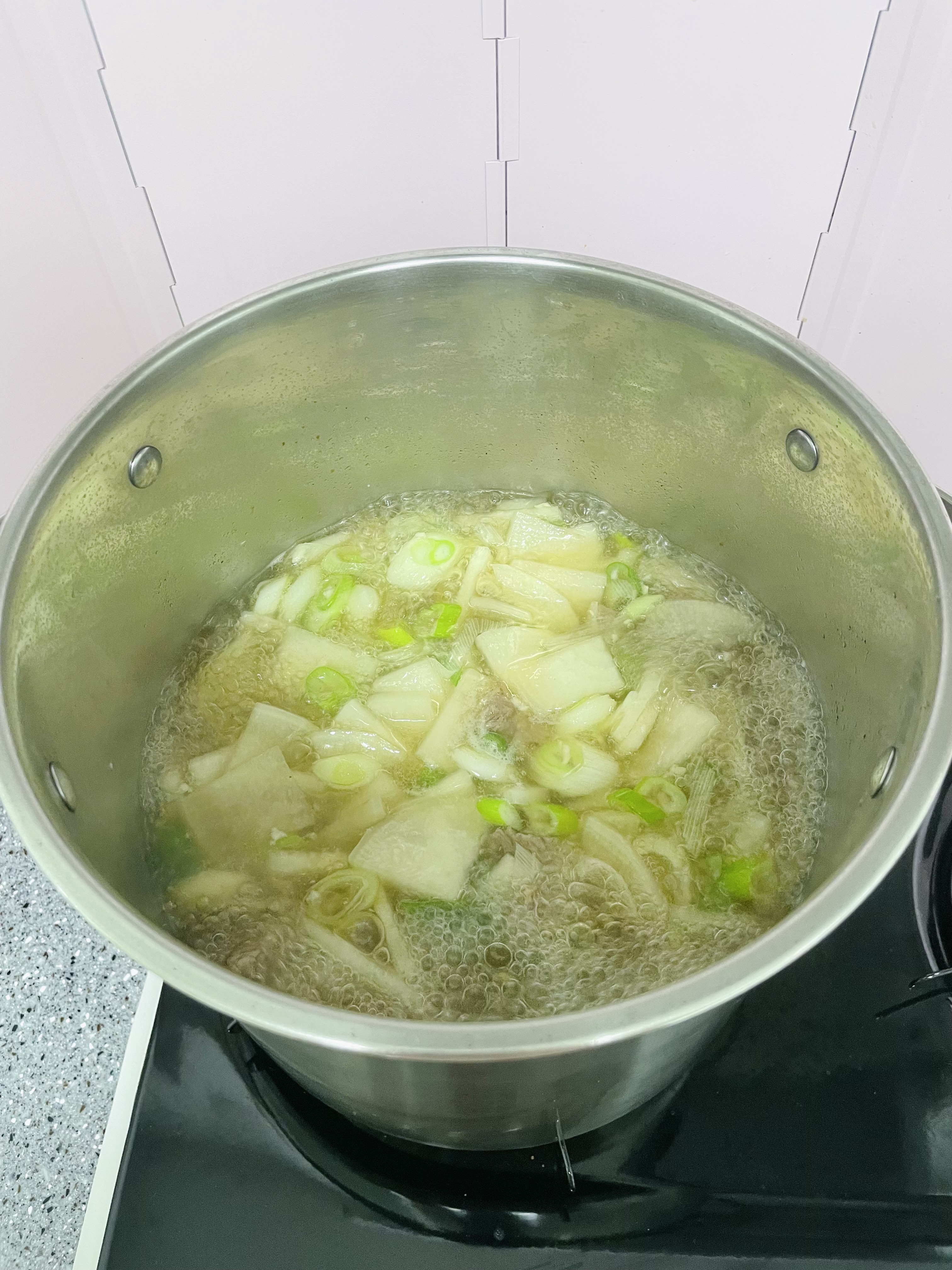 대파를 넣고 소고기 뭇국을 완성한 모습입니다.