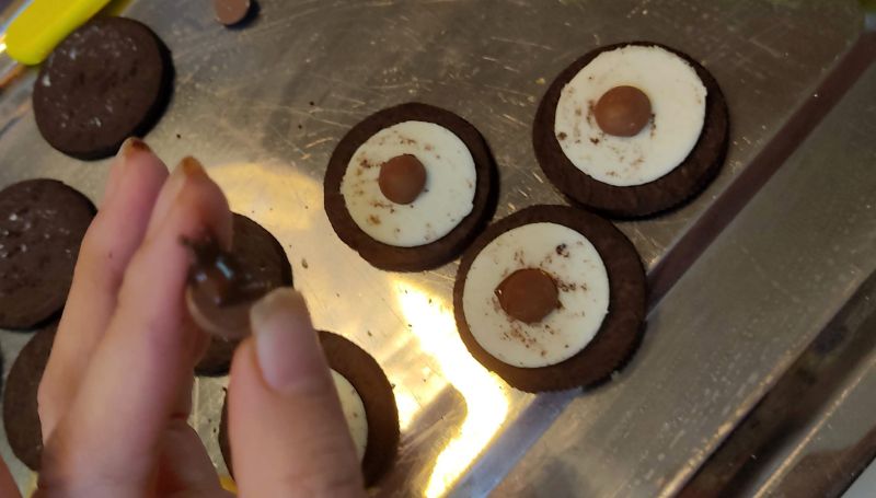 커버춰 초콜릿 뒷면에 누텔라를 묻혀 오레오에 붙여줌