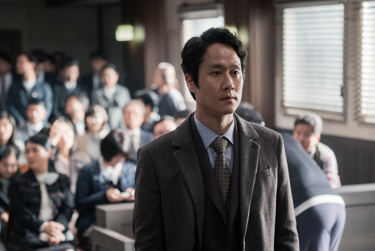 재판장에서 변호사 이준영의 모습
