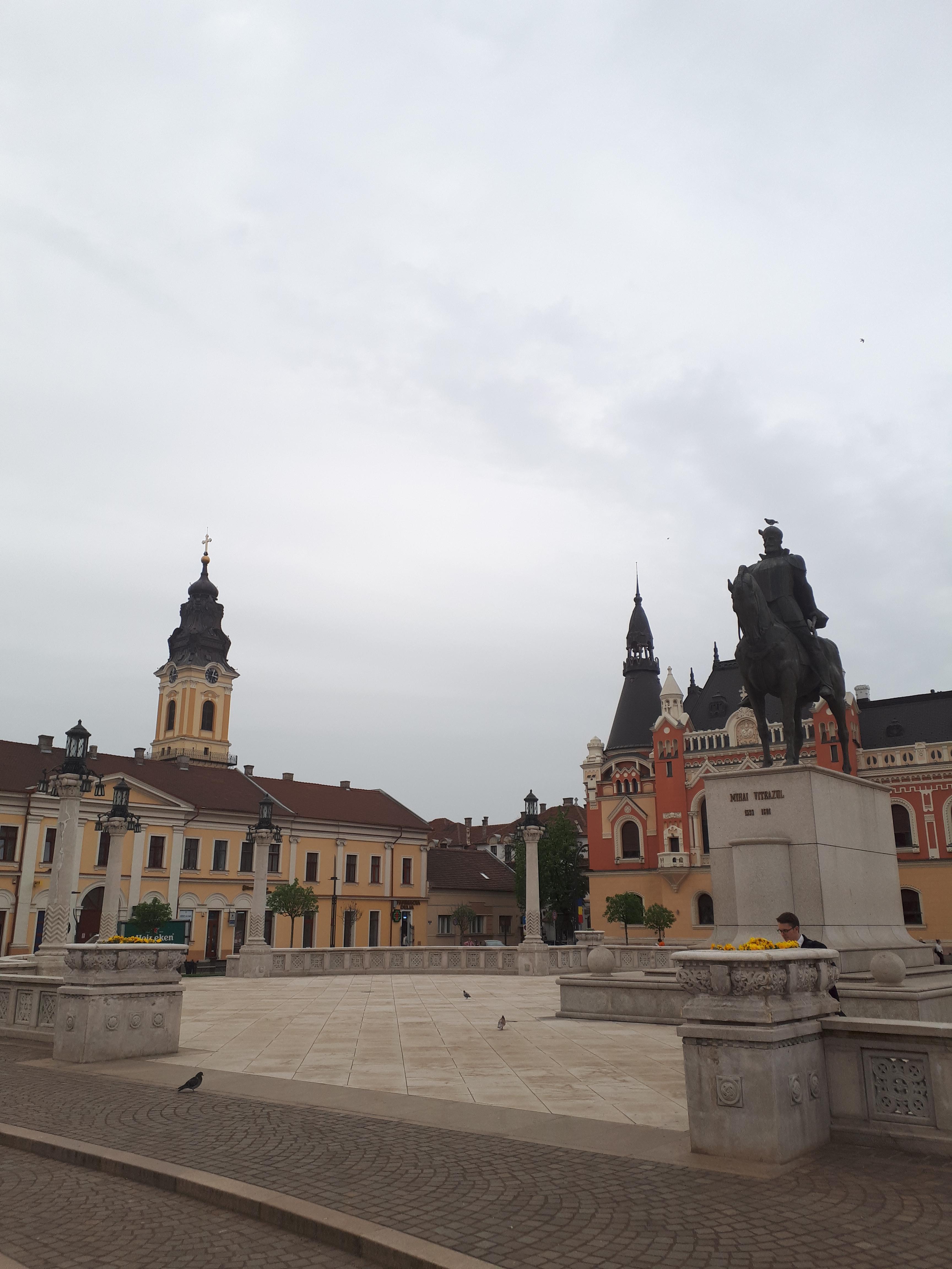 루마니아 오라데아 블랙 이글 궁전 유니리 광장과 동상