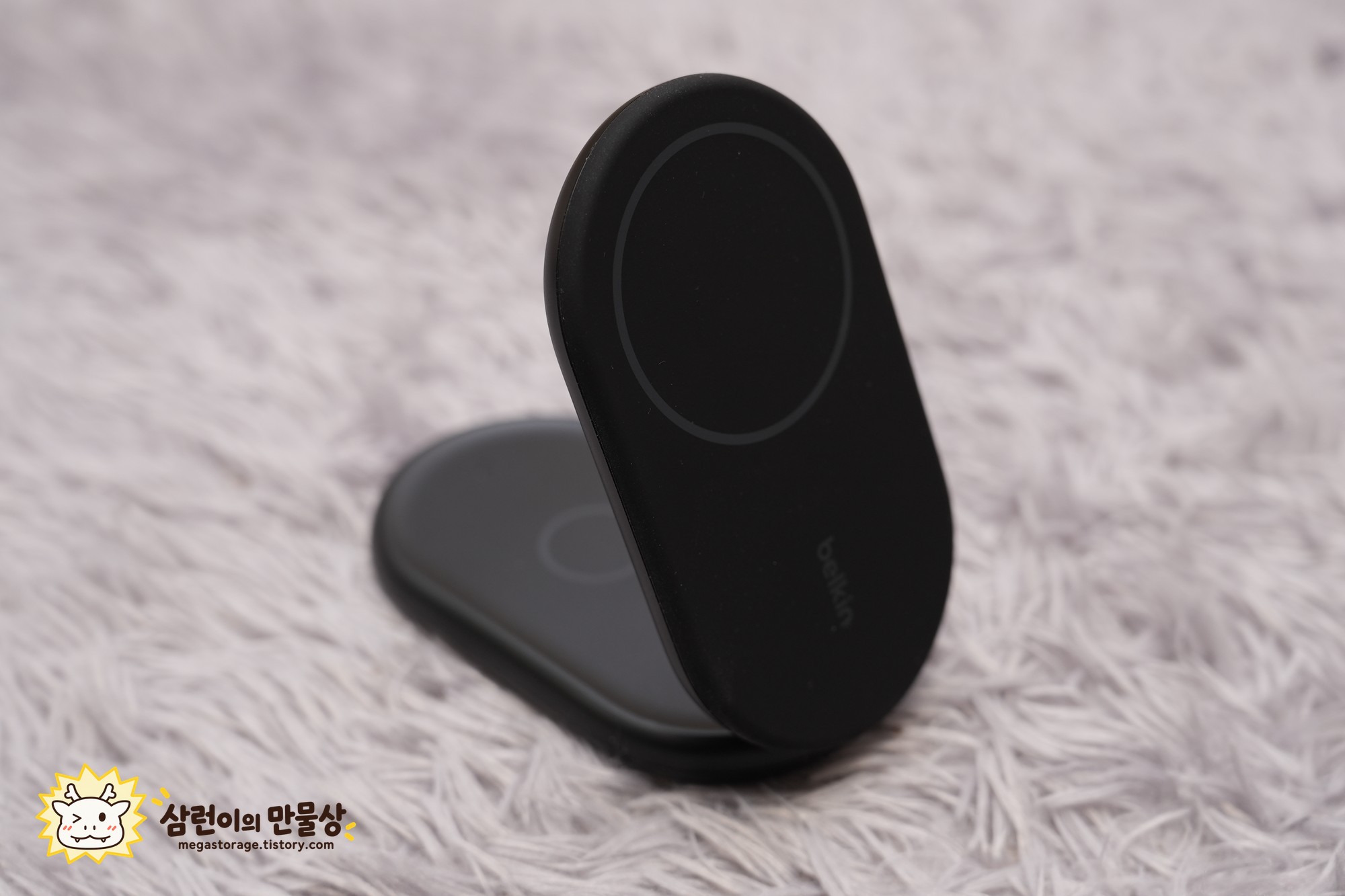 휴대폰 충전부를 들어 올린 충전기