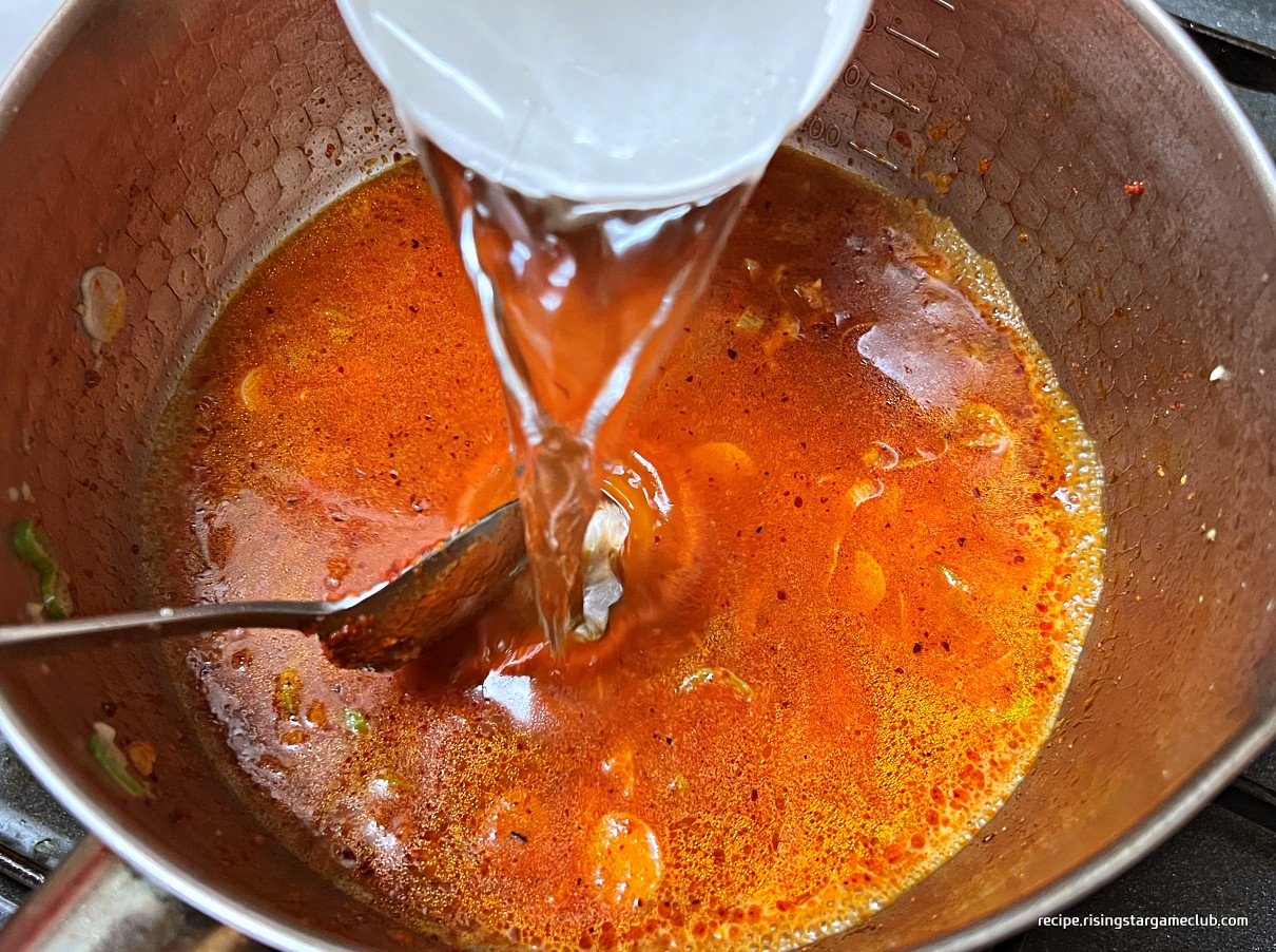 순두부 찌개를 끓이기 위해 고추기름에 물을 붓는 사진