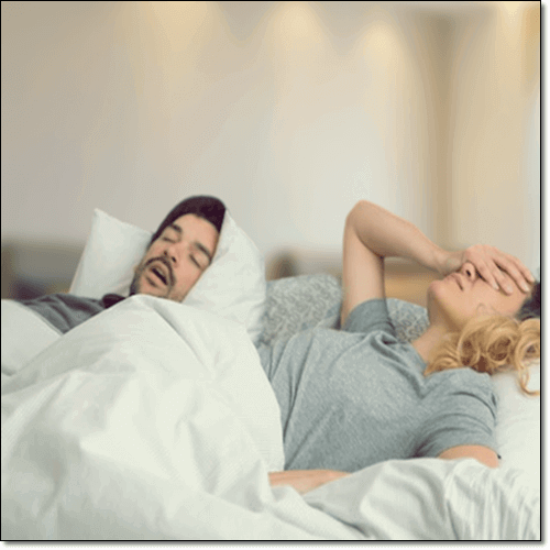 코골이가 심한 남편과 불편한 아내