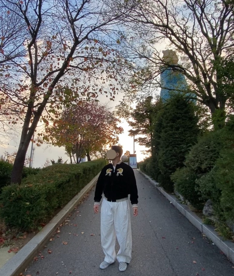 데일리룩(2024. 11. 3.)NONSTOCK 리버시블 스카잔 자켓 논스탁 브론슨 SUKAJAN 호시히메 자수자켓, 무신사스탠다드 무신사 데님 와이드 벌룬 팬츠, 반스 체커보드