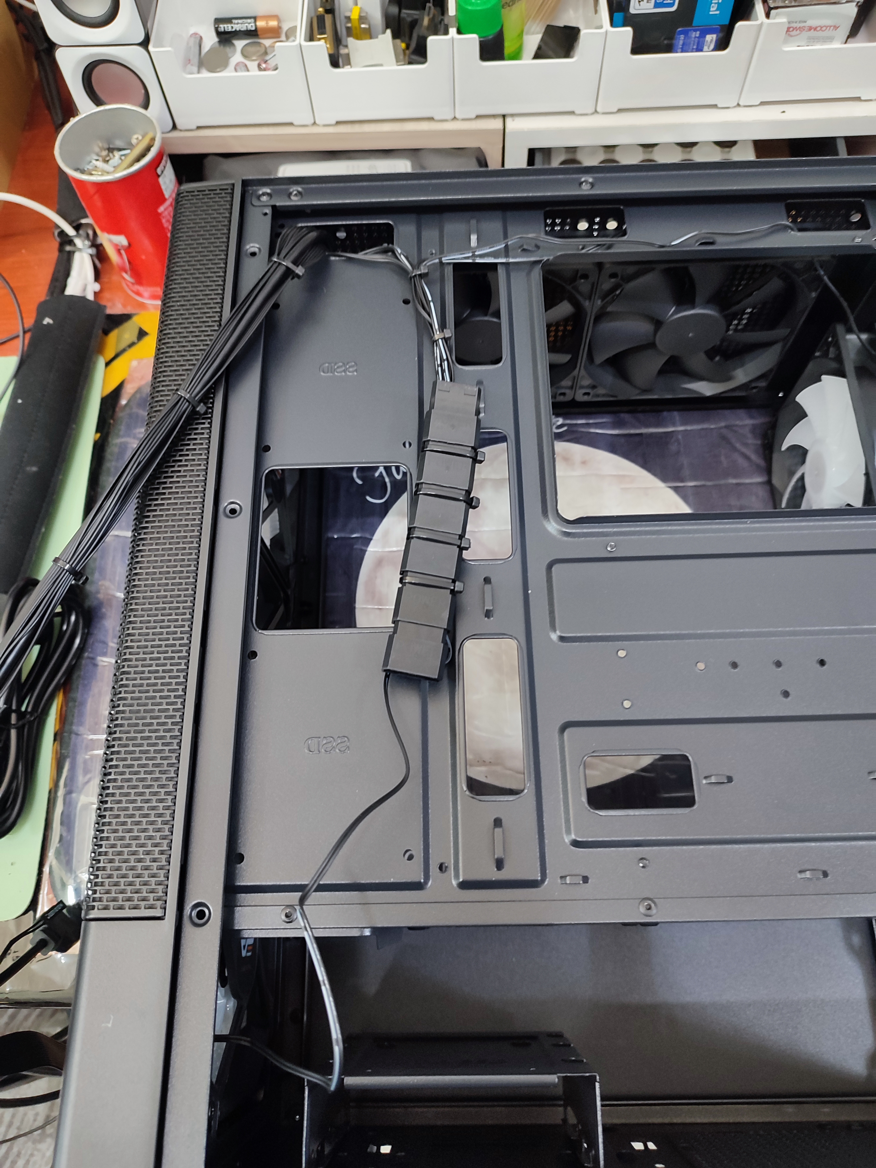 조립 준비하는 중입니다. 전면 패널선과 케이스 팬을 묶어둡니다.