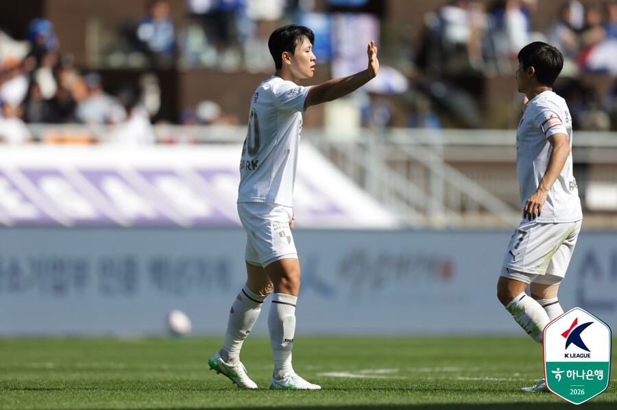 수원 부산 극장승: 수원 삼성, 부산 아이파크에 3-2 극적 승리&hellip;K리그2 선두 경쟁 점입가경