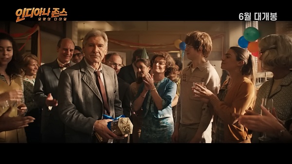 은퇴식에-참여한-해리슨-포드와-축하해-주는-사람들